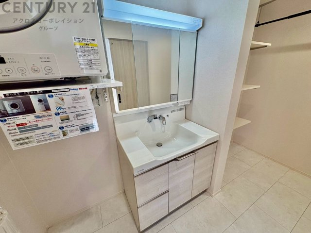 化粧品や洗顔料、歯ブラシなどの必需品をまとめて置ける収納スペースがあり、使用するたびに取り出す手間が省けます。また、水回りのため、濡れても大丈夫な素材が使用されており、お手入れが簡単です。