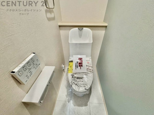 温水洗浄便座付トイレは温水洗浄機能により、暖かい水でおしりを洗浄することができ、冷たい水を使う従来の便座に比べ、温水洗浄機能で暖かいトイレを提供し、快適な使用を可能にします。