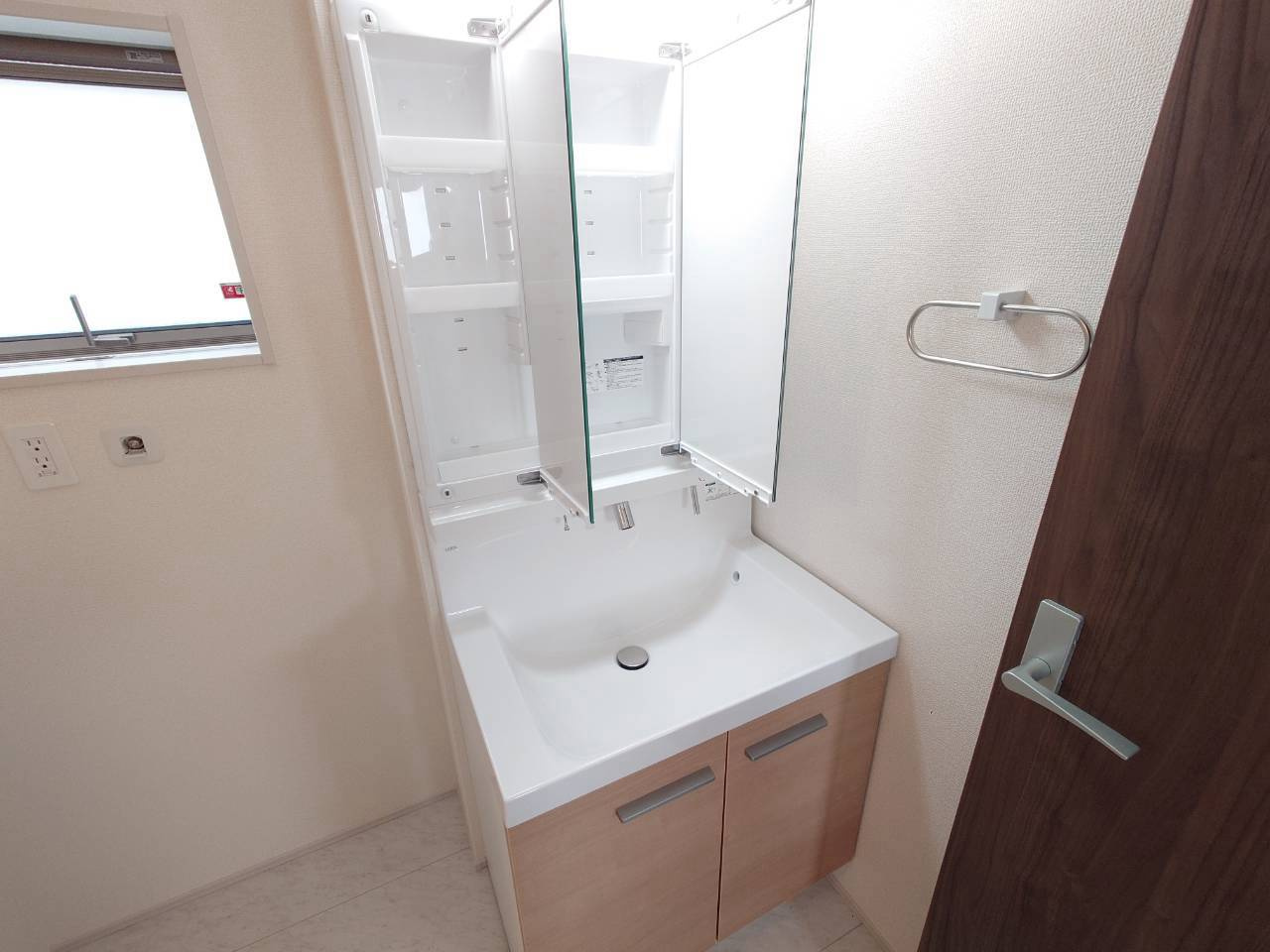 ■■西原町幸地-①号棟（全3棟）の独立洗面台|独立洗面台、小物を置くことができて便利です