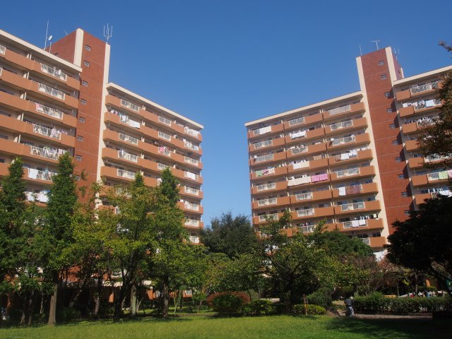 広場と緑が豊かな住環境。