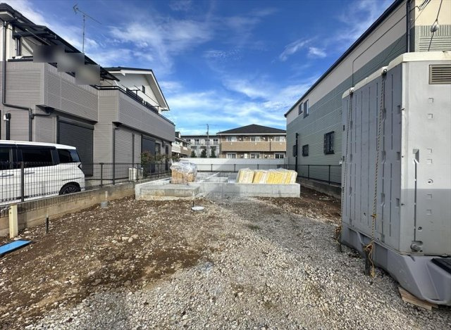 【外観】 | 新座市野火止5丁目　新築一戸建住宅　全1棟　(丸井志木店) | 販売現地／2026年9月14日撮影　
道路との高低差が少なく、敷地への出入りもスムーズです。