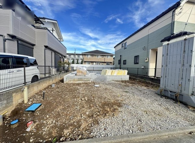 【外観】 | 新座市野火止5丁目　新築一戸建住宅　全1棟　(丸井志木店) | 販売現地／2026年9月14日撮影　
整った街並みの中に位置し、落ち着いた住環境が広がります。