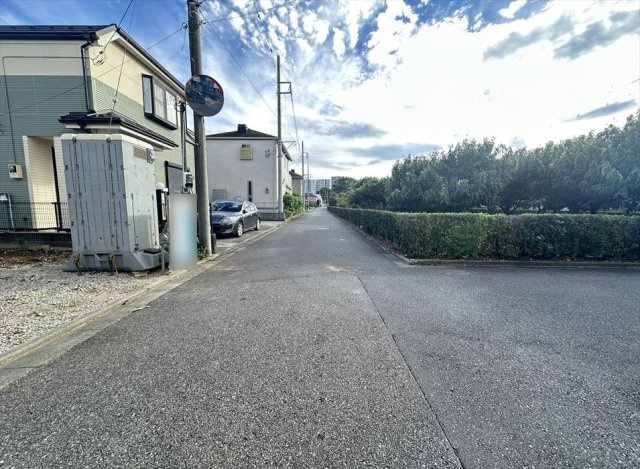 【前面道路含む現地写真】 | 新座市野火止5丁目　新築一戸建住宅　全1棟　(丸井志木店) | 落ち着いた街並みに面した前面道路。見通しがよく、周辺の穏やかな住環境を感じられます。