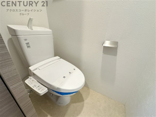 温水洗浄便座付きのトイレです♪