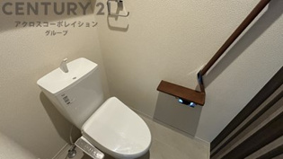 温水洗浄便座付きのトイレです♪