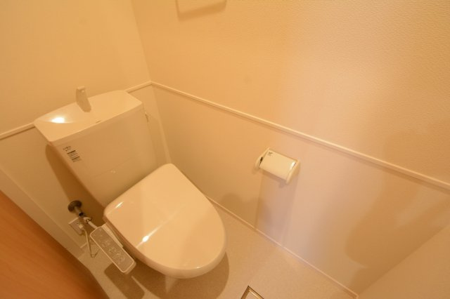 温水洗浄便座付きのトイレです♪