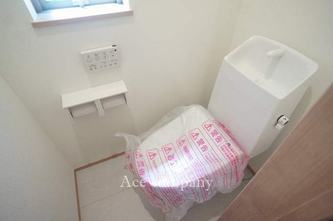 【トイレ】 | 八尾市福万寺町南1丁目　【B号棟/全2棟】 | トイレは1階と2階の各階に完備♪ともに同仕様のシャワートイレです☆