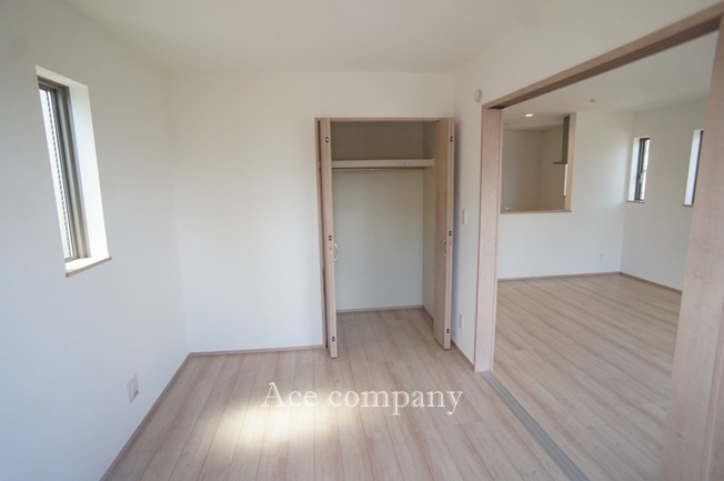 【子供部屋】 | 八尾市福万寺町南1丁目　【B号棟/全2棟】 | 【2階：洋室4.81帖】リビングと続き間、クローゼット完備です♪