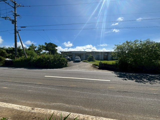 宮古島市伊良部 中古戸建の前面道路含む現地写真
