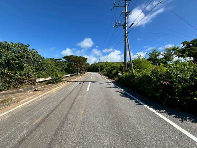 宮古島市伊良部 中古戸建の前面道路含む現地写真