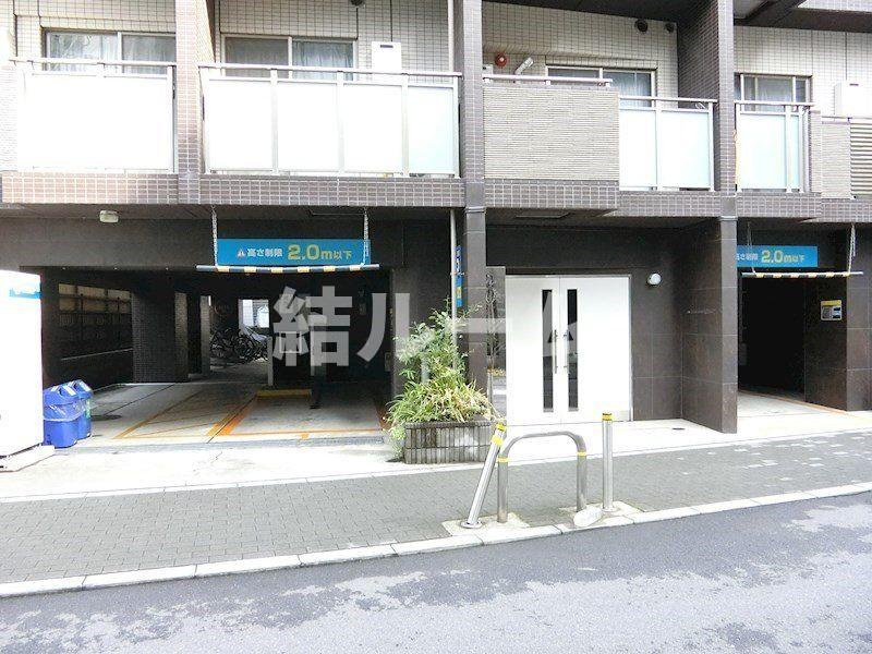 板橋区本町の賃貸マンションの駐車場