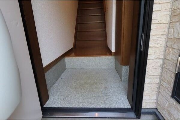 アンプルール リーブル ゴールドクレストの玄関