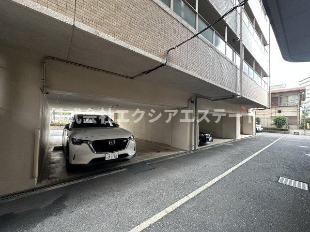 アネックス六兵衛三番館の駐車場