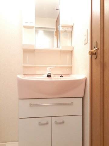 フォルシュ加治屋の洗面所|明るい洗面所です
