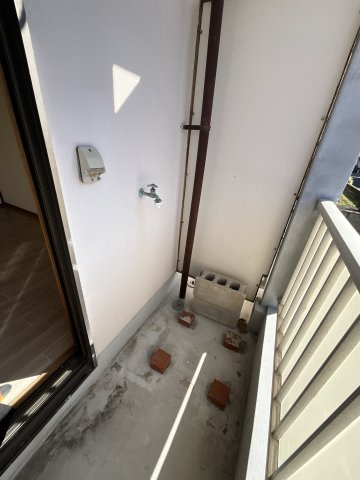 ハイツ宇宿台の設備|洗濯機はベランダ側にあります。洗濯してそのままベランダに干せます！