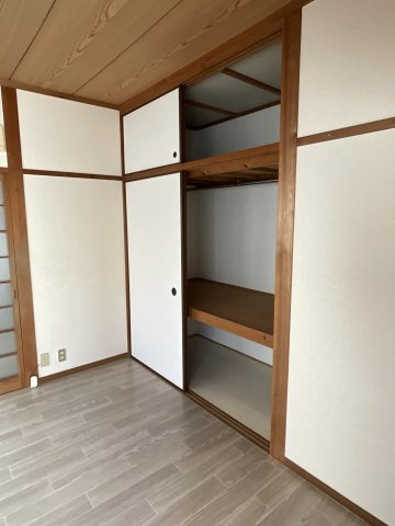 ハイツ宇宿台の収納|手前洋室の収納です。ハンガーパイプを設置しており洋服収納もしやすいです！