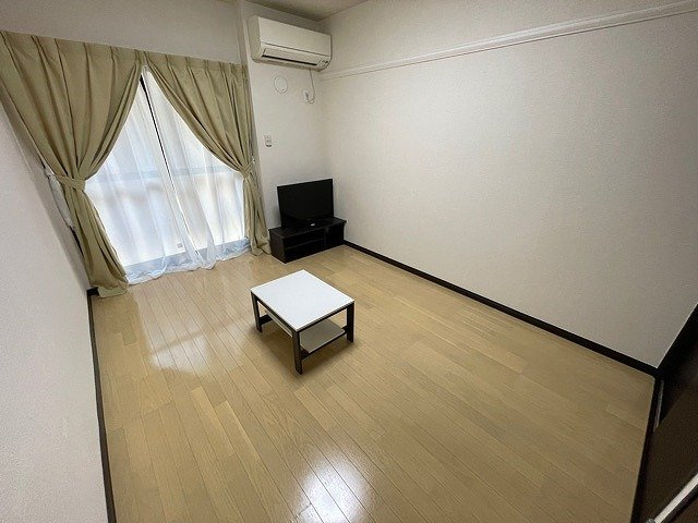 レオネクストラ　メイジュ天神橋の居間・リビング|こちらの居間で趣味の時間をお楽しみください