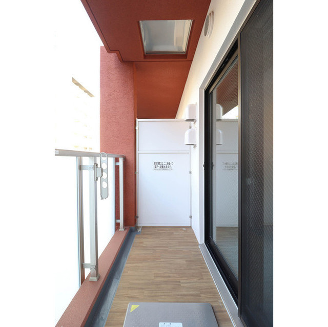 Uresidence Temmabashiのバルコニー|外からの目が気にならないバルコニーで洗濯物が干せます