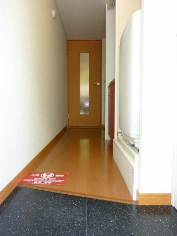 レオパレス東雲の玄関|収納もある玄関です