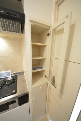 ラムール谷町の収納|ラムール谷町　キッチン横物入