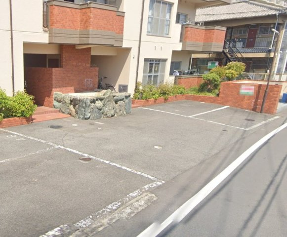 山勘マンションの駐車場