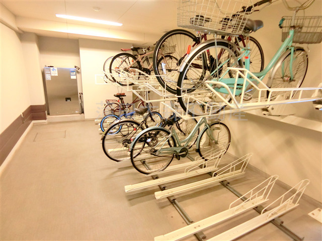 CHARMANT CLASSIC（シャルマンクラシックのその他共用部分|屋根付きの駐輪場