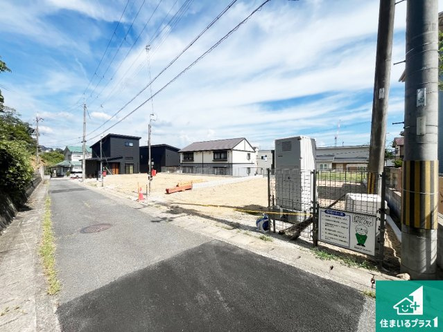加東市下滝野　第10期　新築一戸建ての前面道路含む現地写真|周辺は落ち着いた街並みの住宅地！子育てがしやすい住環境です！まだ未完成ですが、現地でしかわからない事もございます。是非一度ご覧ください。