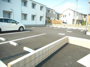 車をお持ちの方に嬉しい駐車場付きの物件です