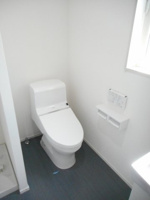 落ち着いた色調のトイレです
