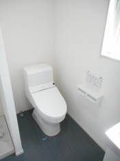 落ち着いた色調のトイレです