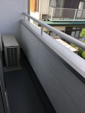 暖かな日差しのふりそそぐバルコニー