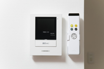 来客を確認できて安心なTVモニター付きインターホン。電気のリモコンがあるのも嬉しいですね！