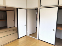 明るい色調の室内です