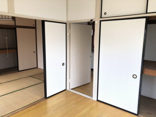 明るい色調の室内です