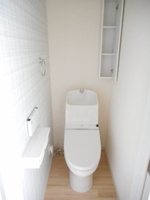落ち着いた色調のトイレです