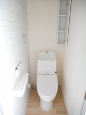 落ち着いた色調のトイレです