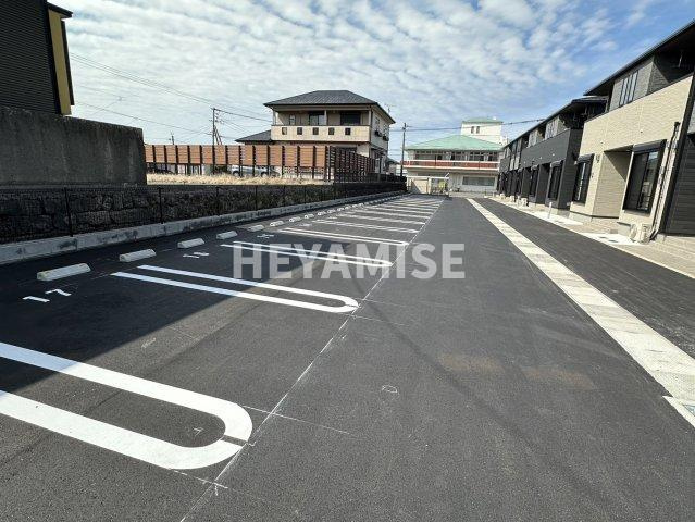 フローリア Bの駐車場