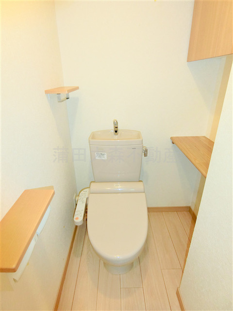 ルーブル羽田西のトイレ|棚収納に温水洗浄便座付きトイレ　