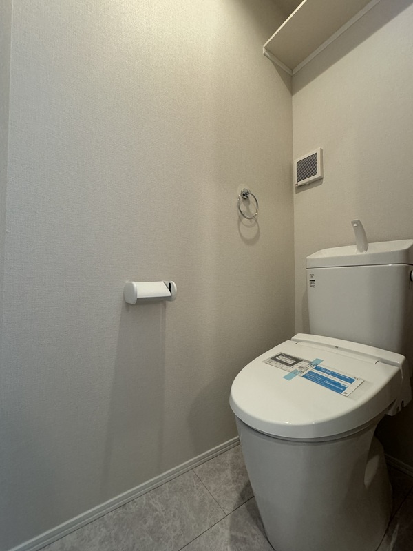 落ち着いた色調のトイレです