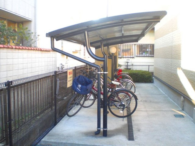屋根付の駐輪場なので雨の日も安心です。