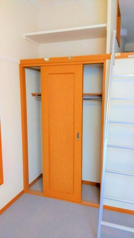 明るい色調の室内です