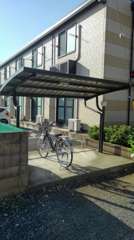 屋根付駐輪場になります。