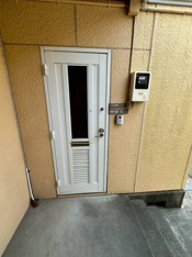 毎日通る玄関はこちらです