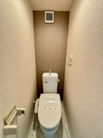 落ち着いた色調のトイレです