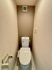 落ち着いた色調のトイレです