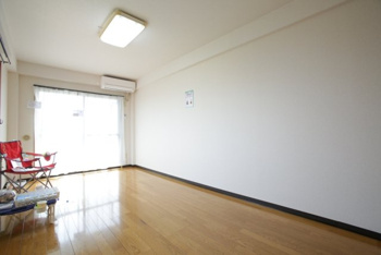 コンパクトで使いやすい洋室です