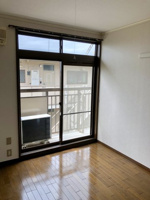 コンパクトで使いやすい洋室です