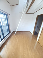 落ち着いた色調の洋室です