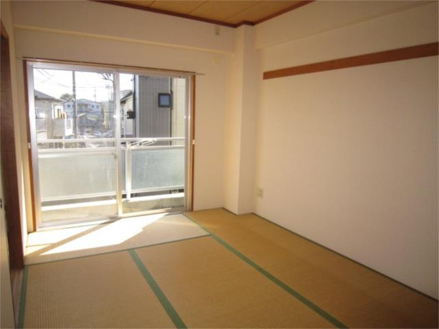 川崎市多摩区菅馬場２丁目の賃貸マンションの和室|陽光ふりそそぐ明るい室内