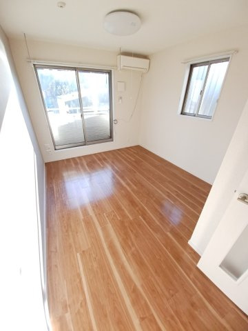 使い勝手のいい洋室です